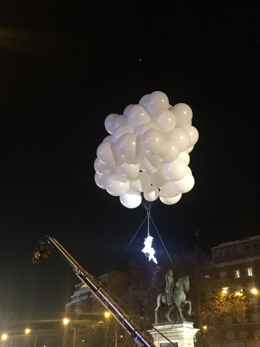 KieroPadel's tweet photo. #CabalgataMadrid #CabalgatasDeReyes aquí tamos con la cabalgata!! https://t.co/zyvGdfFIZ7