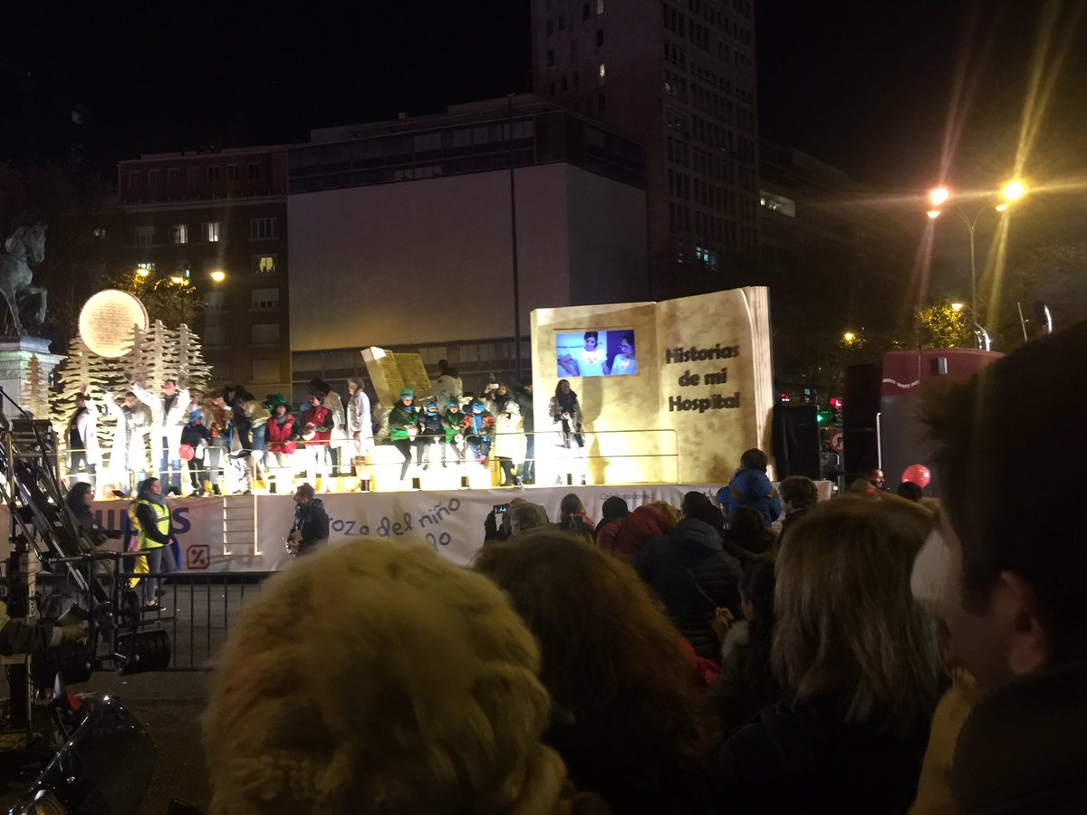 KieroPadel's tweet photo. #CabalgataMadrid #CabalgatasDeReyes aquí tamos con la cabalgata!! https://t.co/zyvGdfFIZ7