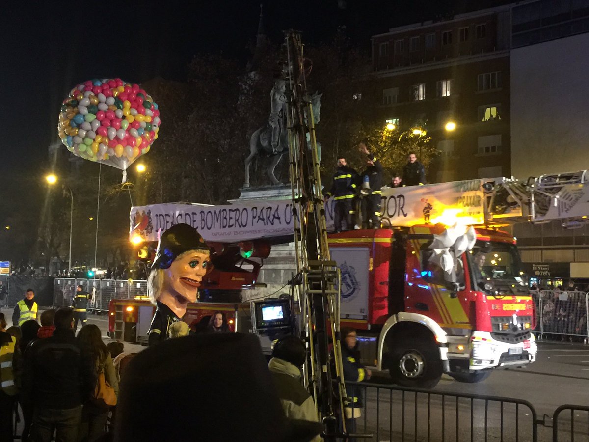KieroPadel's tweet photo. #CabalgataMadrid #CabalgatasDeReyes aquí tamos con la cabalgata!! https://t.co/zyvGdfFIZ7