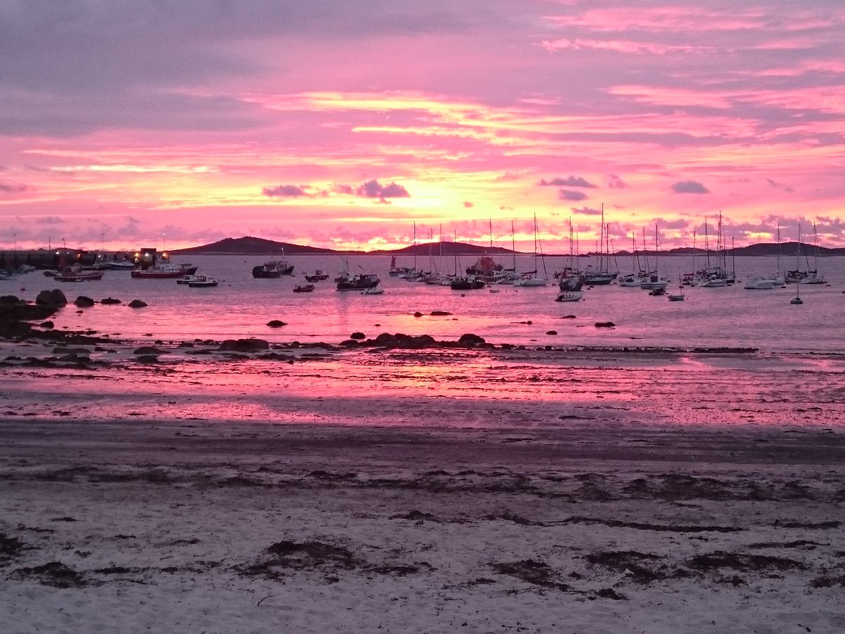 Fancy a summer on #scilly? Speros are now recruiting for the coming season, chefs, FOH, kitchen assistants. DM for more info