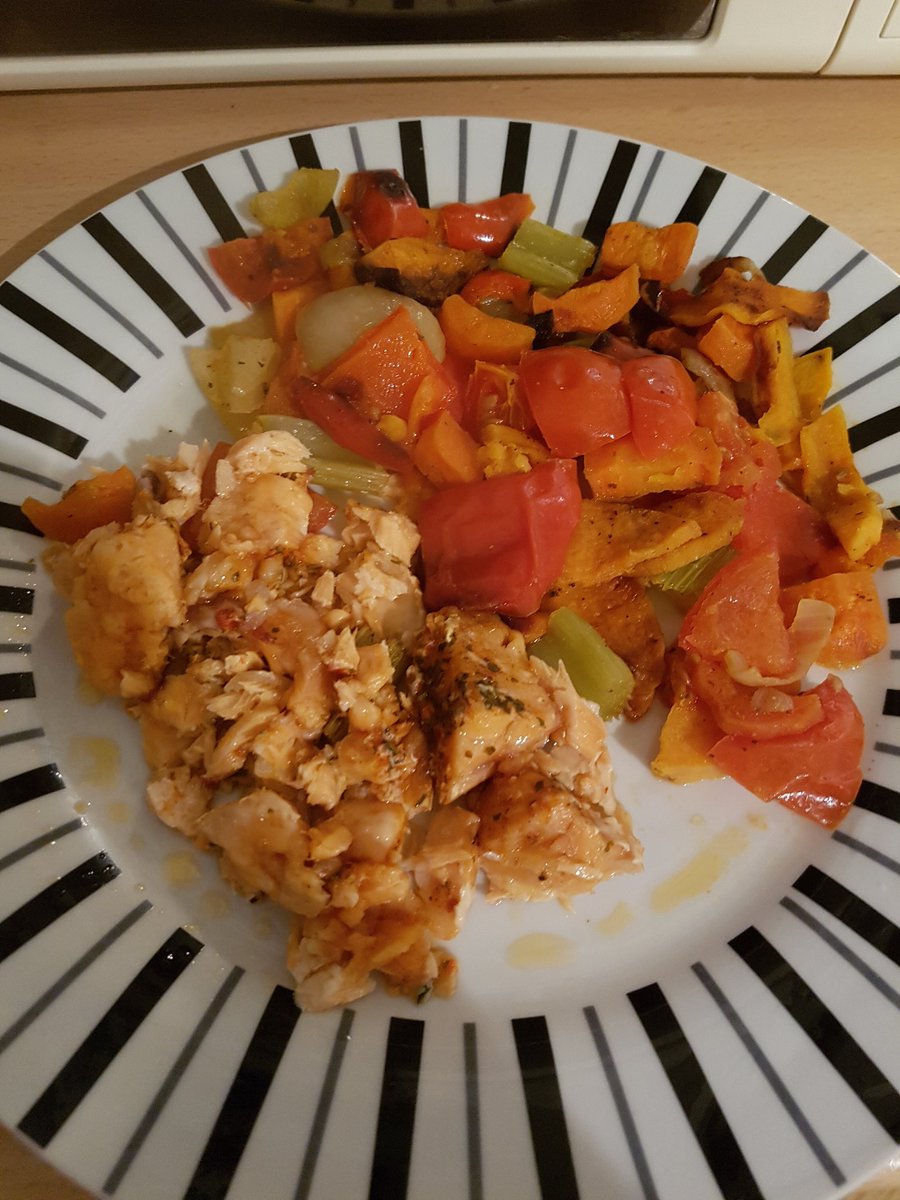 kellylee1984's tweet photo. Nom nom get in my belly!!! #fishisgood #roastedveg #gettinghealthy #notadiet #blp https://t.co/QuuBQ1K2X4