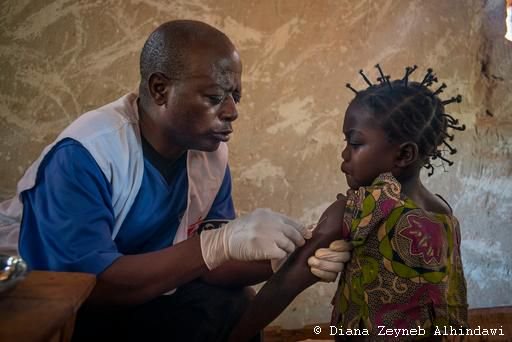 MSF_Espana's tweet photo. Agosto: Más de 710.000 personas vacunadas contra la fiebre amarilla en 11 días en República Democrática del Congo #MSF2016 https://t.co/4v9ITJHeq5