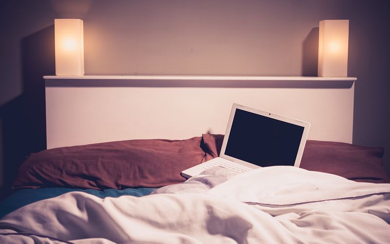 мужчина в кровати под одеялом. девушка лежит в темноте. утро в постели. комната для девушки. девушка лежит на кровати.