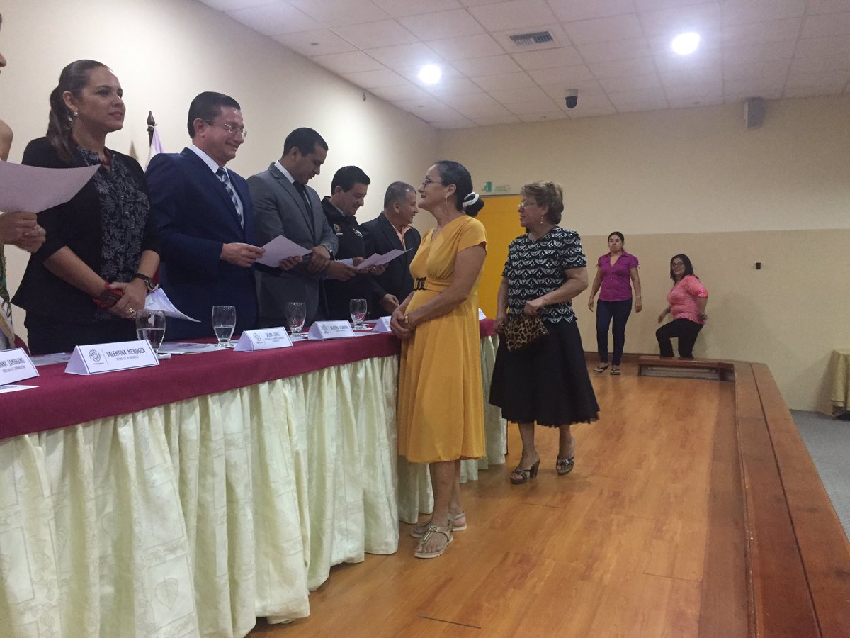 Marilury's tweet photo. Ramona Calderón, Aso Textil Floron 2, certificado de parte del @GADPORTOVIEJO x proceso de fortalecimiento confección de prendas #PORTOMODA https://t.co/uJiu6bGIWB
