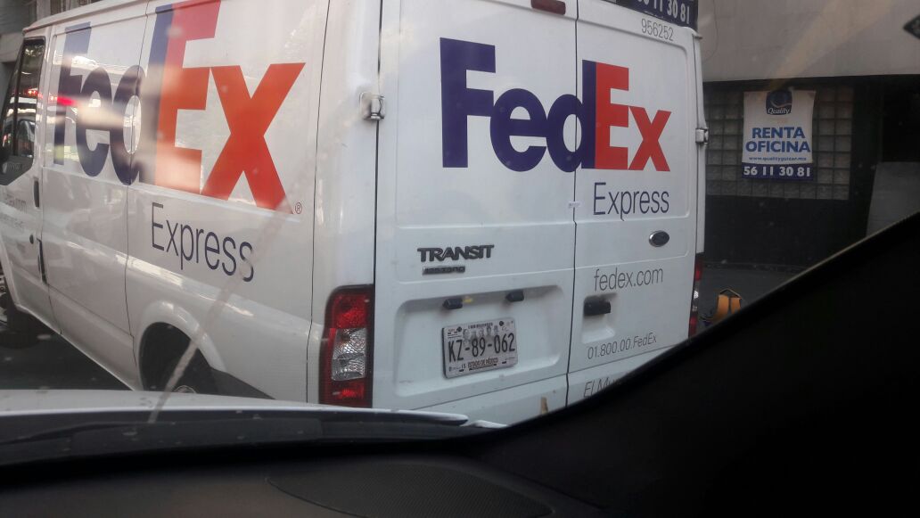 UCS_GCDMX's tweet image. Arribo grúa de #TránsitoCDMX retiro vehiculo infractor.