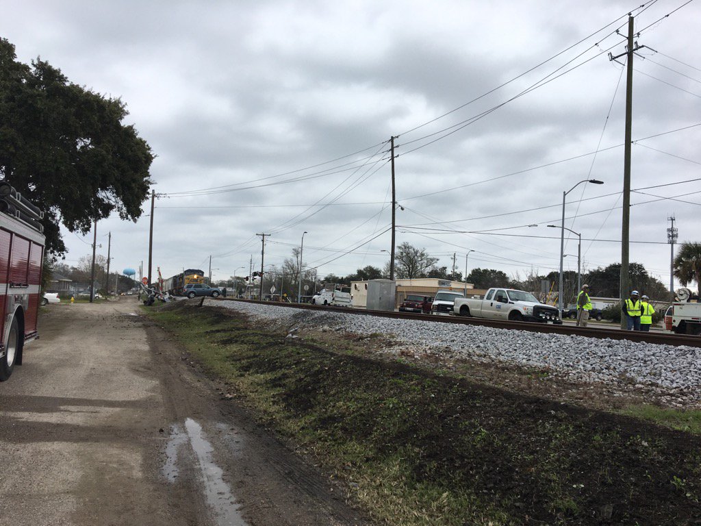 TrangPhamBui's tweet photo. Power line down at Main St crossing, but everything is secure. https://t.co/fV9qV0SbZD