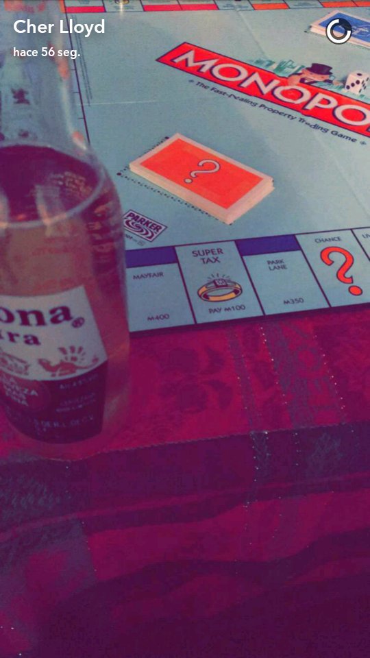CherLloydFrFb's tweet photo. #New #snap de Cher qui à passé sa soirée d'hier a jouer au monoply avec une bouteille de Corona sous la main https://t.co/0rEiq2l7sS