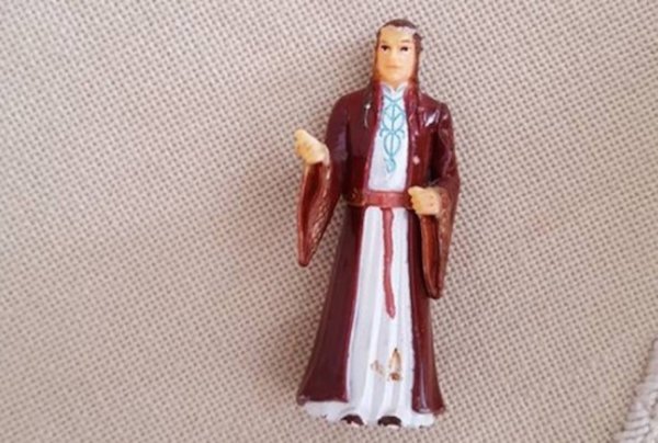 publico_es's tweet photo. Una abuela reza cada día a una figura de ‘El Señor de los Anillos’ creyendo que es San Antonio https://t.co/MoYj0iBatM https://t.co/u4tATPxopm