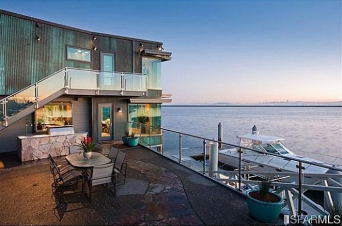DesignerREstate's tweet image. Waterfront 5 bedroom 5.5 bathroom home in #Richmond, #California! With over 7000 sqft and a 58-foot boat dock! Pricetag: $3.3 million