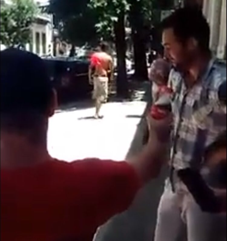 SiBOury's tweet photo. Si te sentis mal porque no sabes que hacer en los velorios: no estas solo, este le trajo una coca a un padre que casi le secuestran la hija https://t.co/iMRfIlIAXl