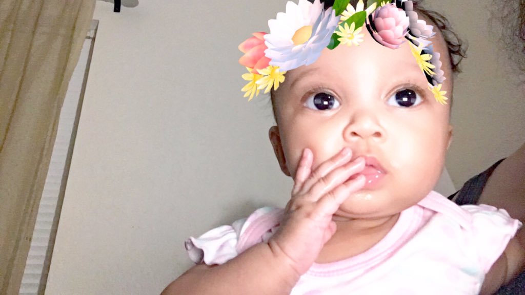 rebecafx_'s tweet photo. I WANNA KNOW WHY my sis let my daughter take these selfies .... LMFAOOO https://t.co/7JGmJIPhLN