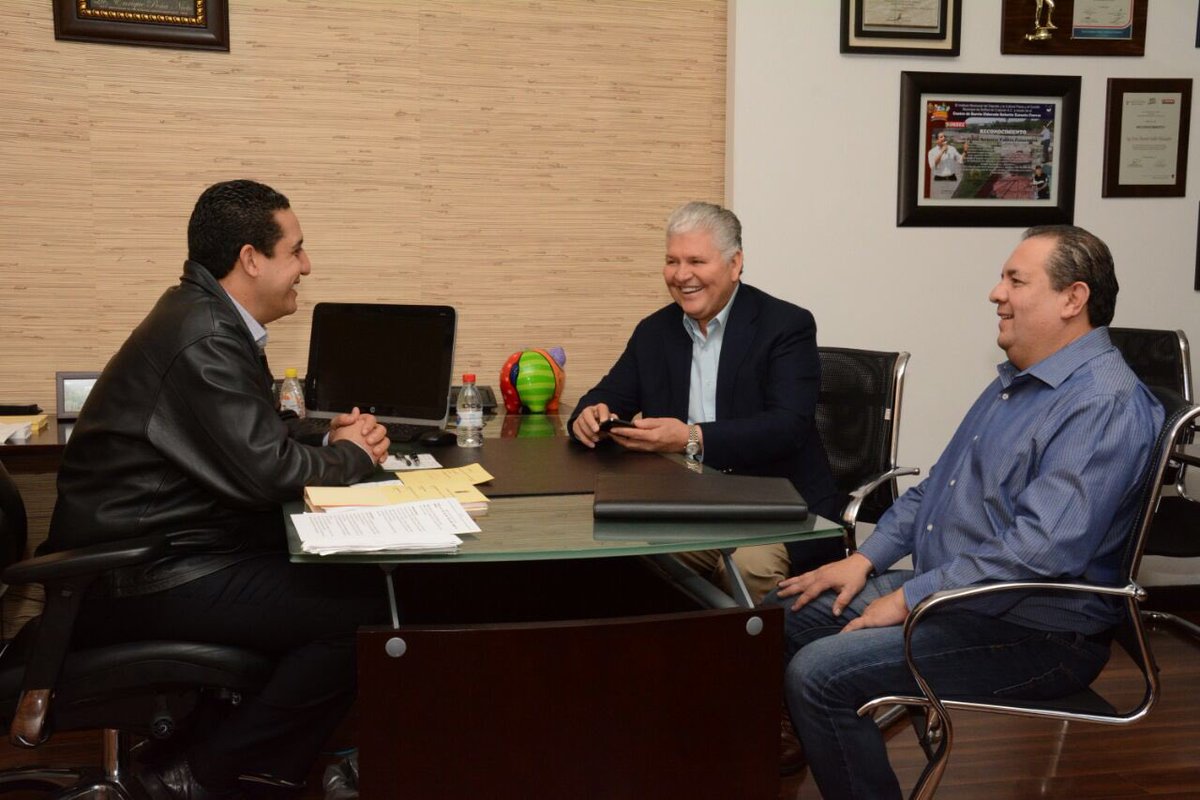ChuyValdesP's tweet photo. Un gusto recibir al Ing. Jorge Alan Urbina, delegado de PROFECO y al delegado de la secretaria de Gobernación, Víctor Gandarilla. #Culiacán https://t.co/nCyaznlrys