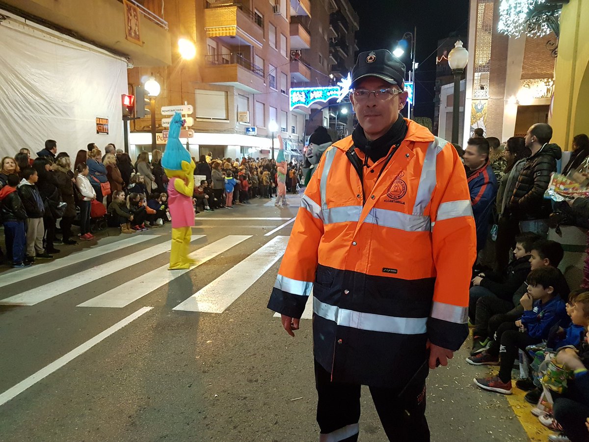 PCAlcantarilla's tweet photo. @PCAlcantarilla velando x la seguridad en la cabalgata de los Reyes Magos. Pero la mayor seguridad es tu sentido común. #feliznochedereyes https://t.co/rilliPXSdy