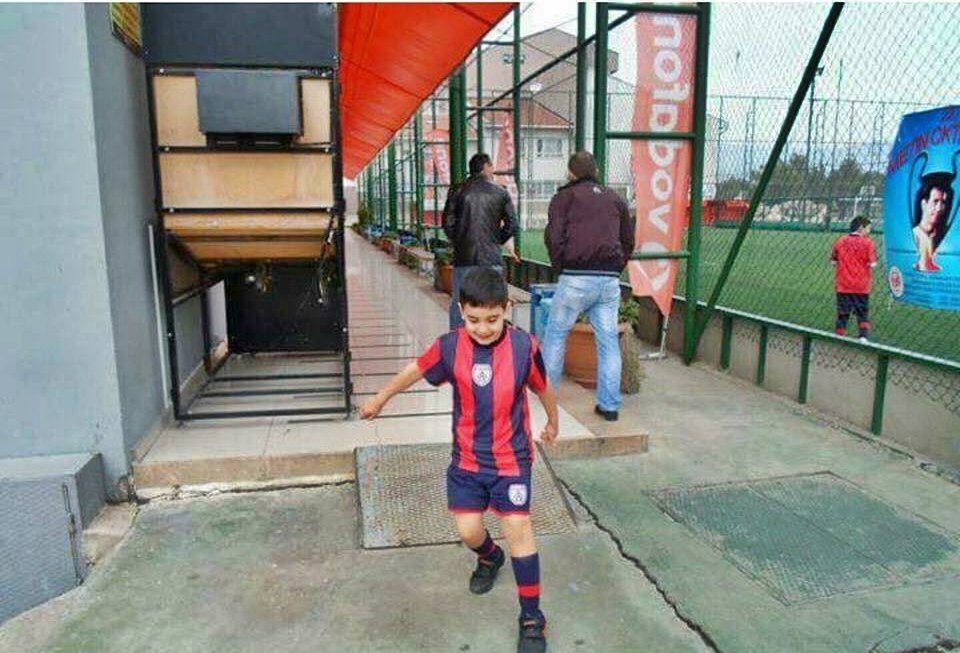 Kahraman şehit polisimiz Fethi Sekin, Altınordu alt yapısında forma giyen oğlunu izlerken. #FethiSekin #izmir