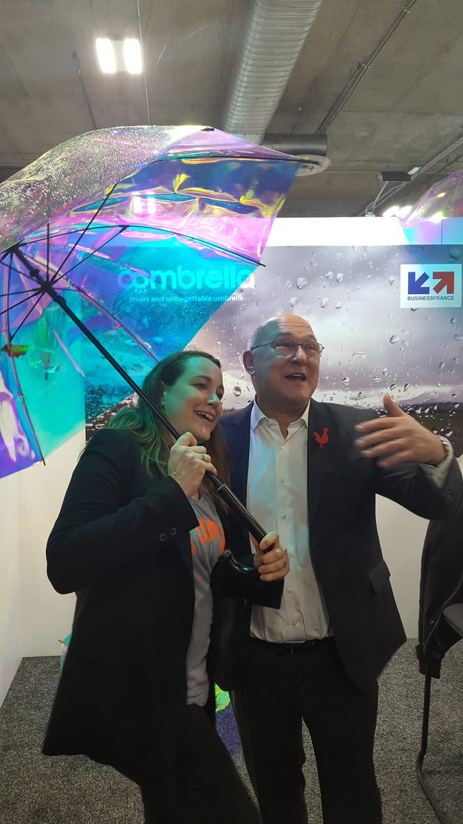On sort leparapluie...intelligent de <a href="/the_oombrella/">oombrella ☔</a> avec <a href="/MichelSapin/">Michel Sapin</a> #CES2017