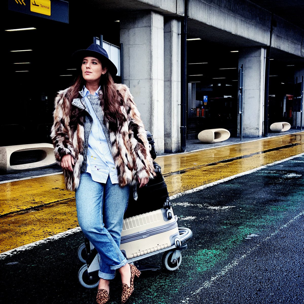 AzizeNadia's tweet photo. With a significant drop in temperatures layers on layers is the perfect solution. Plus I got to save a lot of space in my luggage @Mango https://t.co/H2yR2vnMAi