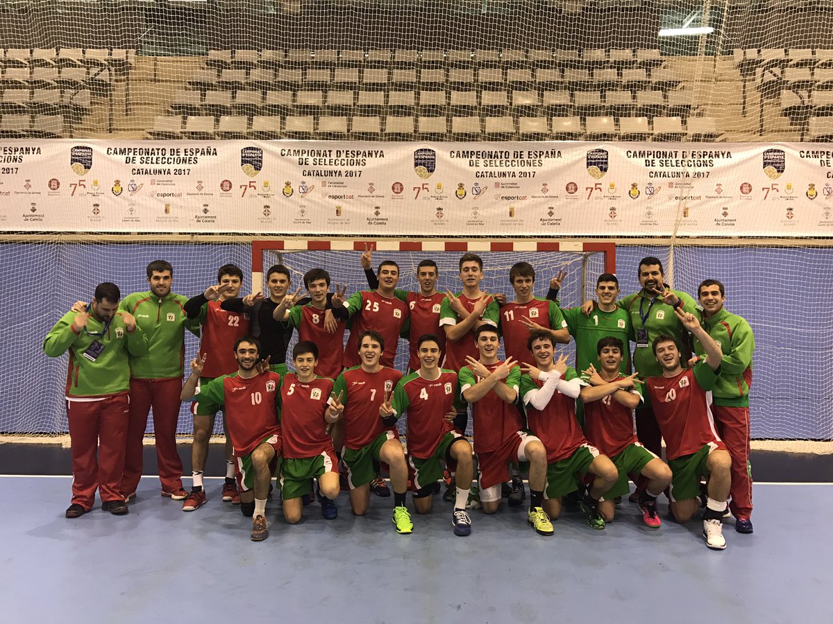 ValonmanoConV's tweet photo. La @EEF_FVascaBM con su propia #V tras la victoria de esta tarde #PostuV #CDEBlanes2017 #ValonmanoconV https://t.co/TDG6XXdmvq