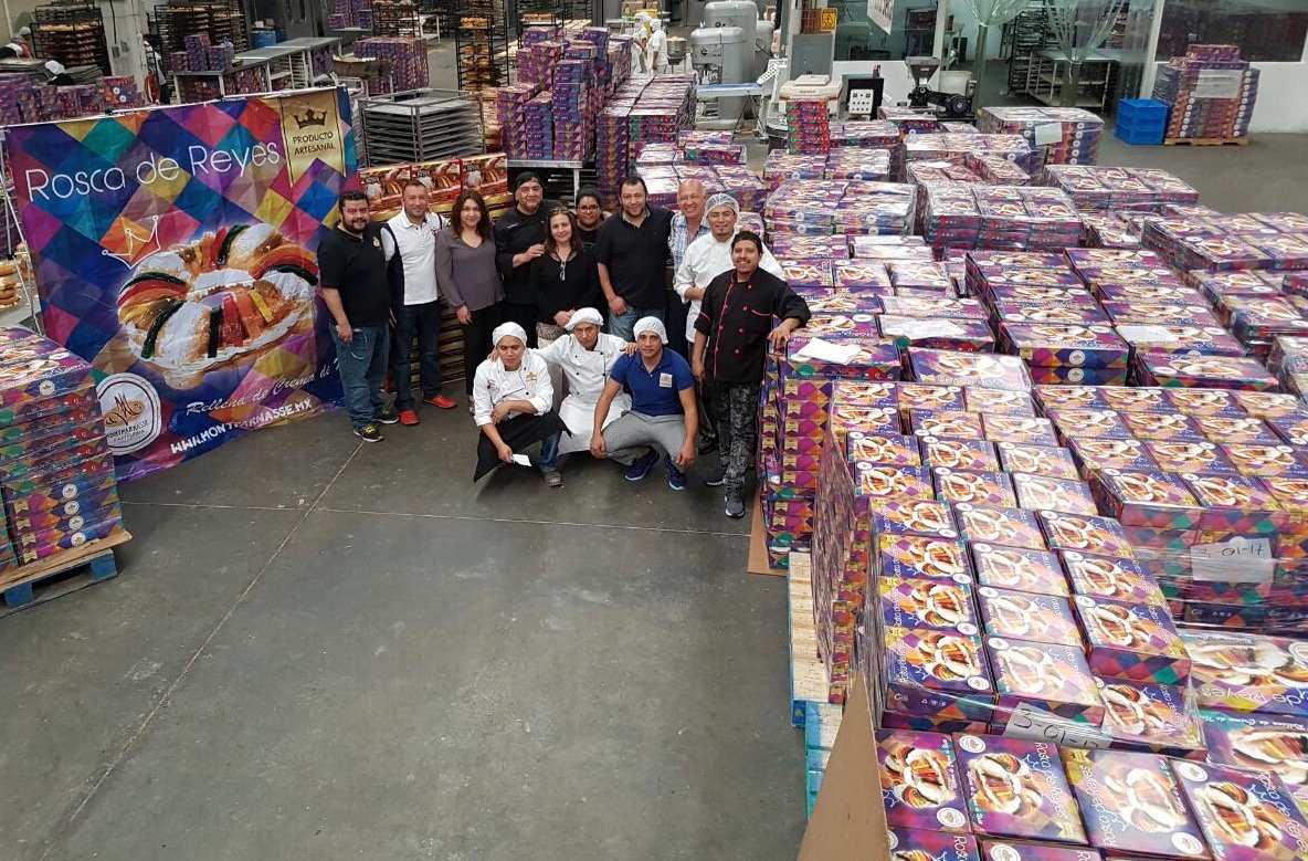 Chef_Pastelero's tweet photo. Orgulloso del Gran equipo @montparnassemx Hoy se están comportando como verdaderos #ReyesMagos2017 para cumplir con todos los pedidos https://t.co/8kjCTOKWYK