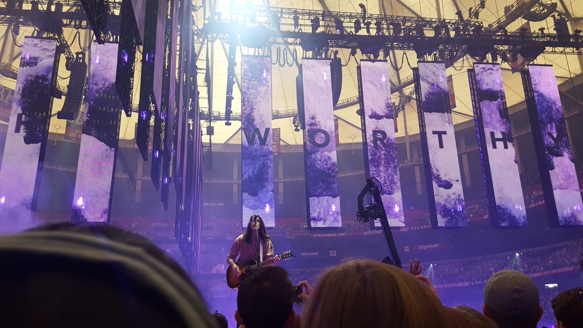 tiffy_green's tweet photo. Worshipping with 55,000 + college students was an unforgettable experience. "Jesus, You change everything." #passion2017 #groupsriracha https://t.co/wt6um6oRQz
