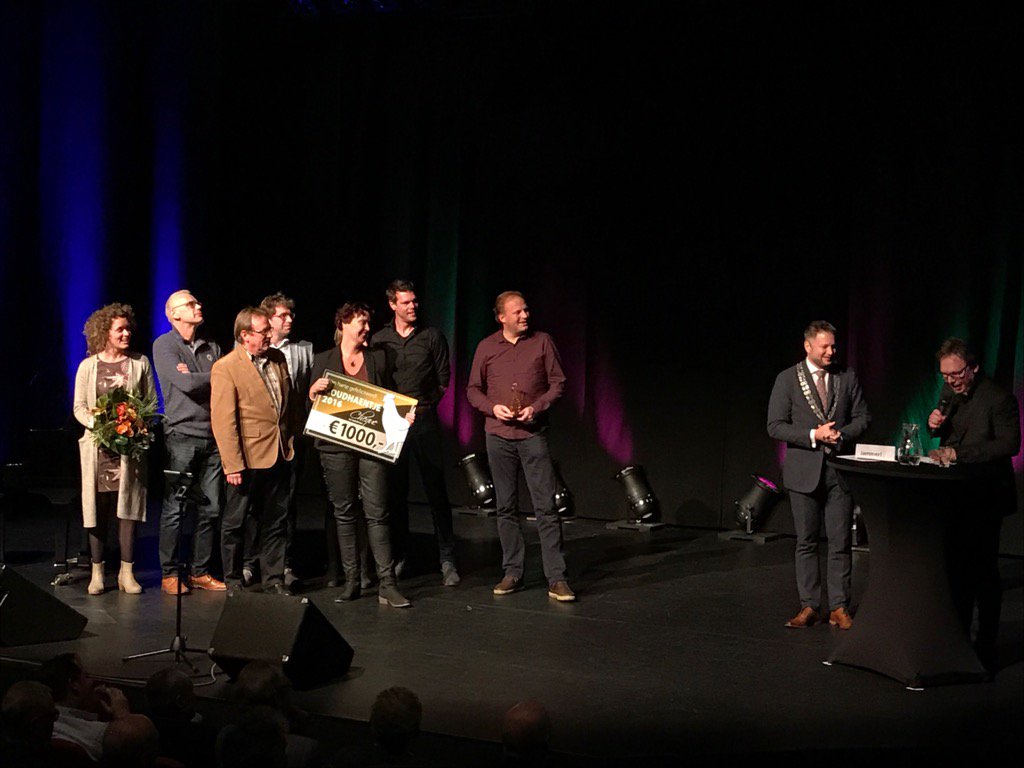 TomBloo's tweet photo. @VriendvdTippe van harte gefeliciteerd met het #Goudhaentje 2016 @GemeenteRaalte #nieuwjaarsreceptie https://t.co/wv4rJHYsFe