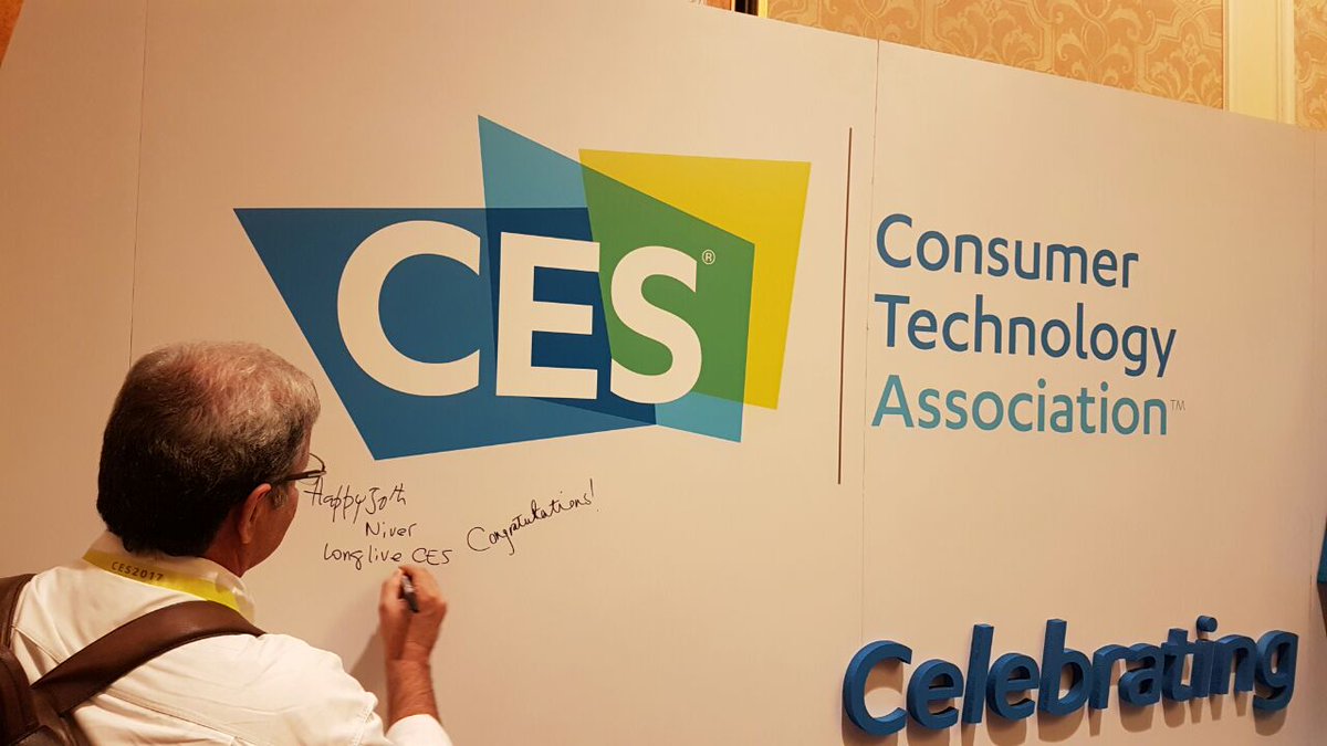 elcomanetworks's tweet photo. O sócio-diretor da Elcoma Networks está na gigante feira de tecnologia CES. Acompanhe as novidades do evento em nossas redes! #CES2017 https://t.co/TkOCk82YUl