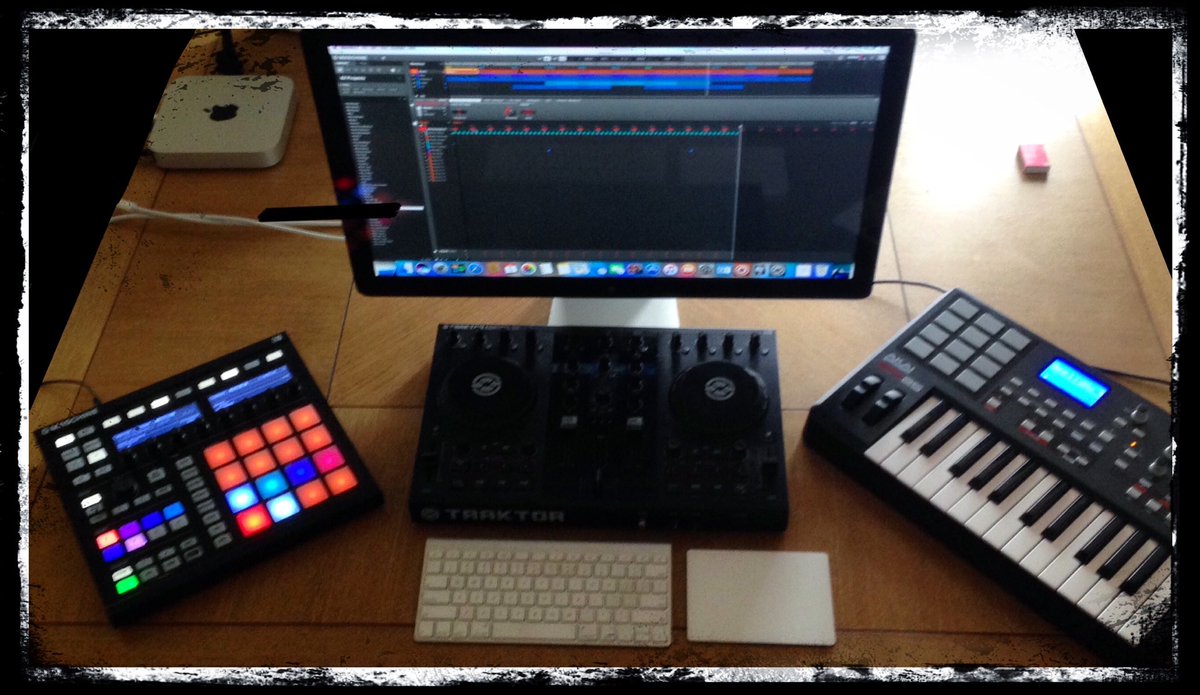 RobertoPatroni's tweet photo. Old toys meet the new #maschinemk2 #priduction #techno #deephouse #housemusic https://t.co/jC4uXP0ocy