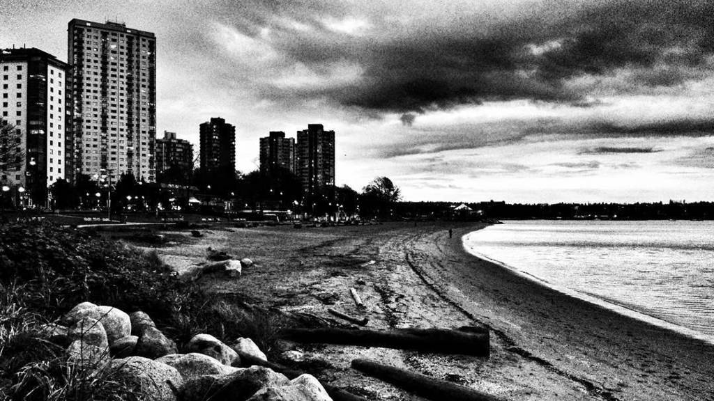 AlecskaFollow's tweet photo. English Bay Beach at sunset in November.
#vancouver #vancityscape #bc_canada #blackwhitep… https://t.co/XQpKZUQFmB https://t.co/j2G3SgcV96