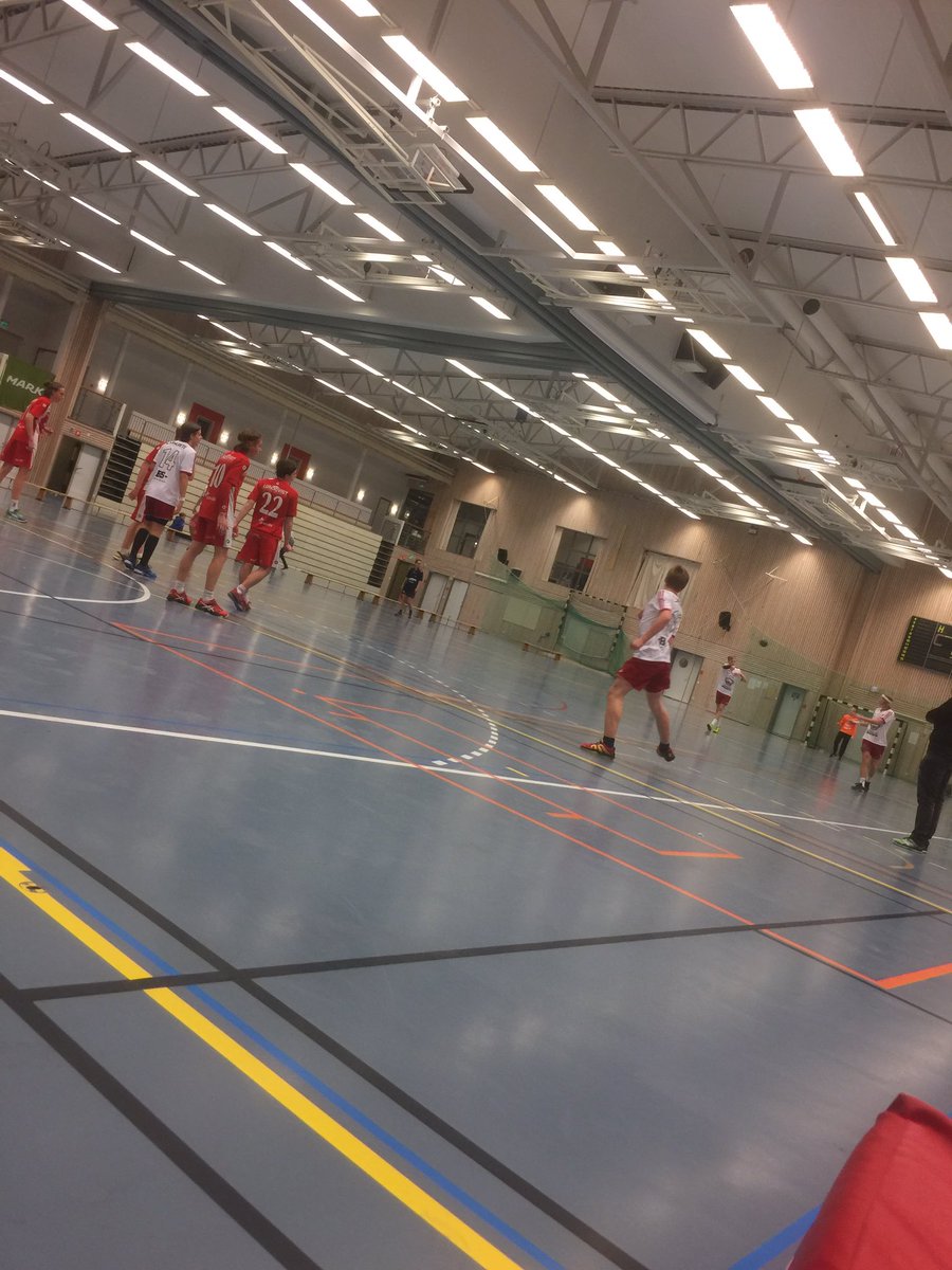 Nu har vi vunnit en match till. Nu tänker ni, - dom måste ha spelat färdigt?
Neeeej så är det inte, 22:45 spelas finalen i Skene. 😁