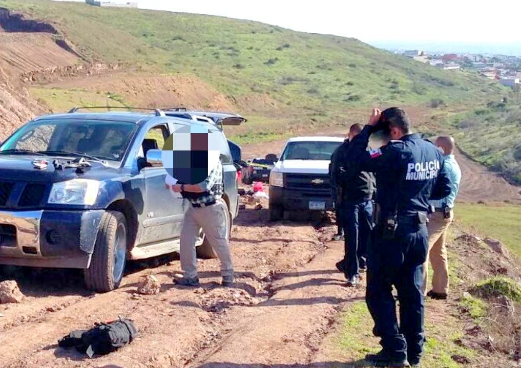 Policías Municipales de Tijuana detuvieron a un hombre con un vehículo robado, quien tiene antecedentes en EU por traficar drogas..