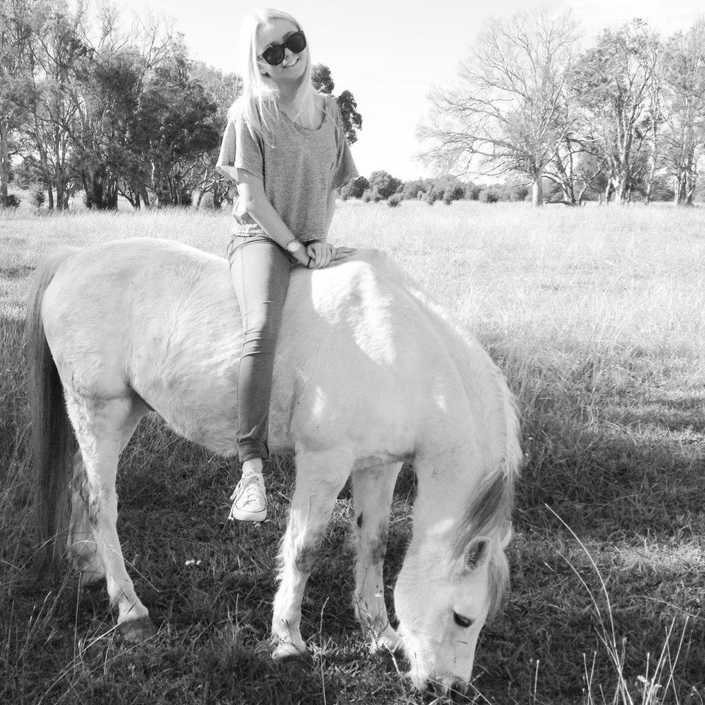 LillyJSlut69's tweet photo. Hey guys heres some pics of me with a horse in the outback and know i didn't fuck that horse 😉 https://t.co/4orhQOCDH1