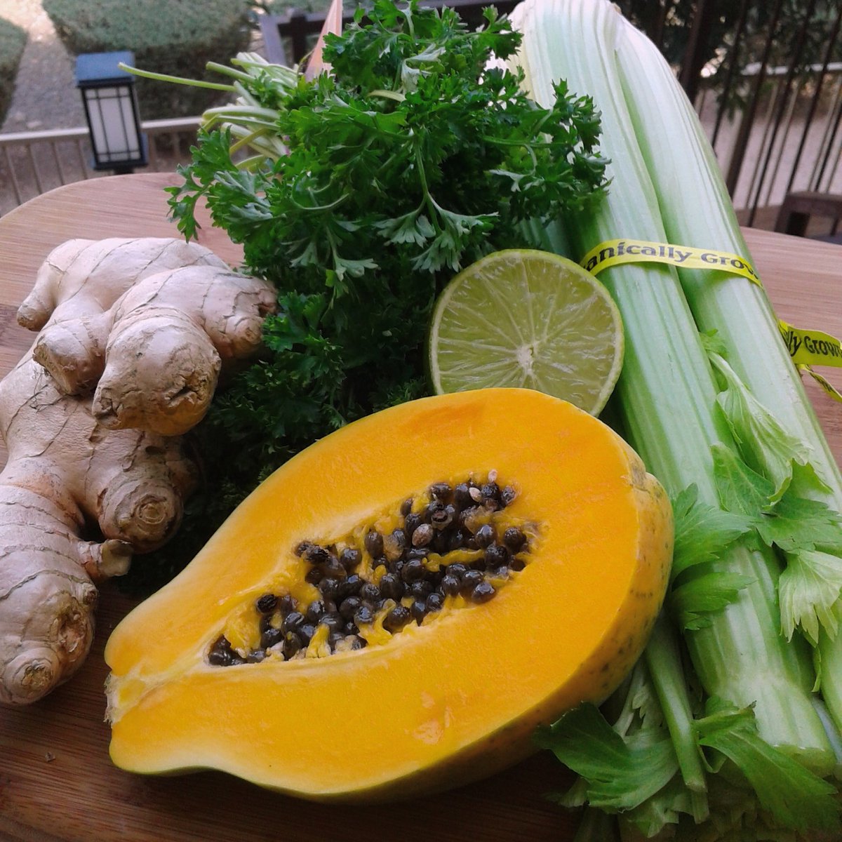 MagikALKitchen's tweet photo. 💪😡
What I'm using to aid in parasite cleanse 
Them papaya seeds is #strong #gingerroot #aloevera #parsley powerfulherbs https://t.co/oSfaynF5ox