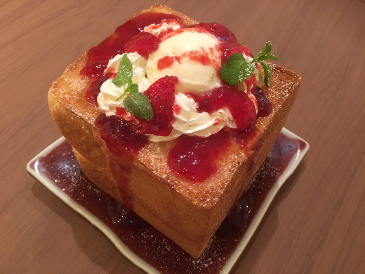 ニジニジカフェ ついに 新メニューとしてハニートースト イチゴ 680円がスタートしました 見てください このボリューム感 シュガートーストの上に アイスクリームをのせ ハチミツと生クリームとストロベリーソースをふんだんに盛り付けた