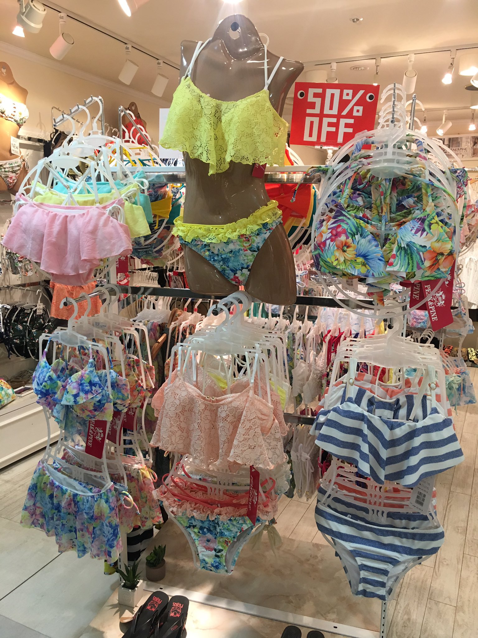 توییتر Peak Pine 札幌４丁目プラザ店 در توییتر 年に一度の大セール本日最終日 店内一部商品50 オフです 今日までなので皆様お急ぎください Peakpine 札幌 4プラ セール 半額 水着セール 安い 可愛い トレンド T Co Agmijp3l2s