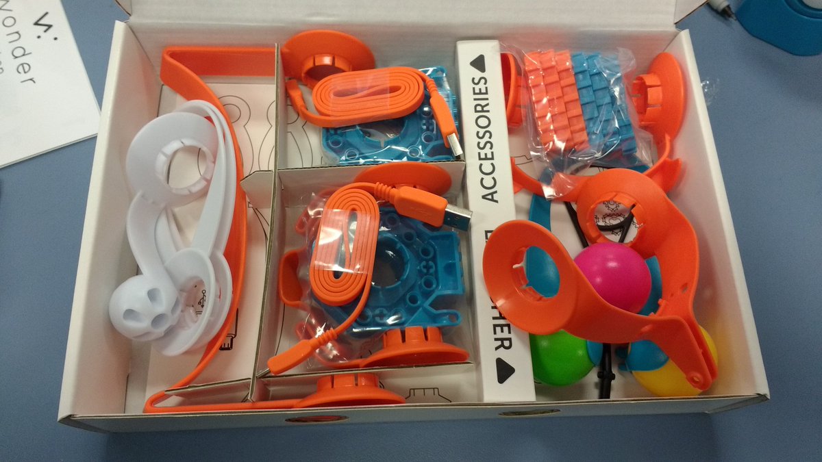 fssdfismedia's tweet image. Dash and Dot are ready to go at FIS! #codingtolearn #wonderworkshop