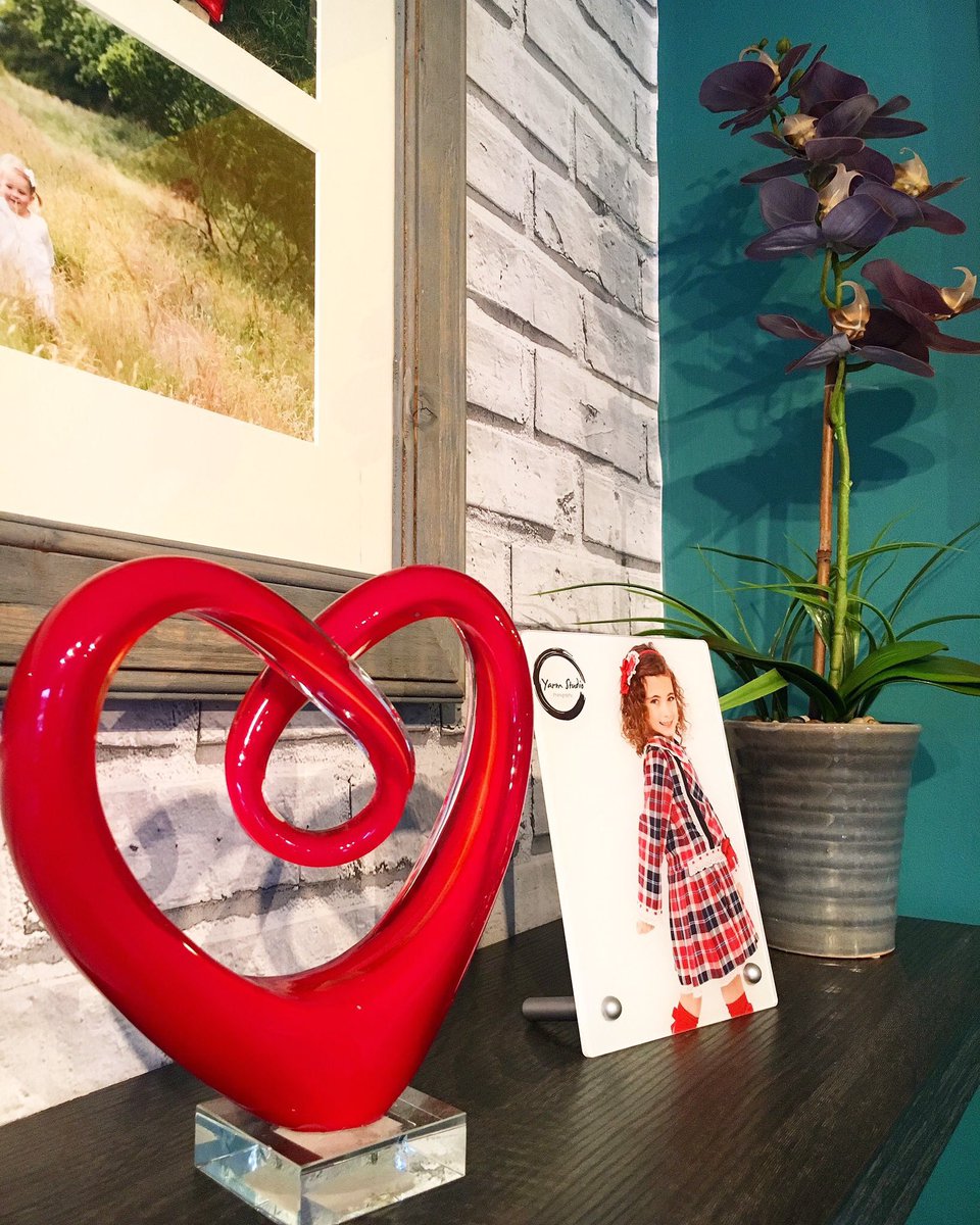 YarmStudio's tweet photo. 📸📸📸 Pop in and see us on #YarmHighStreet or contact us via #SocialMedia or by phone: (01642) 786904. #YarmStudio #photography #Studio. https://t.co/WEiS5dLb0c