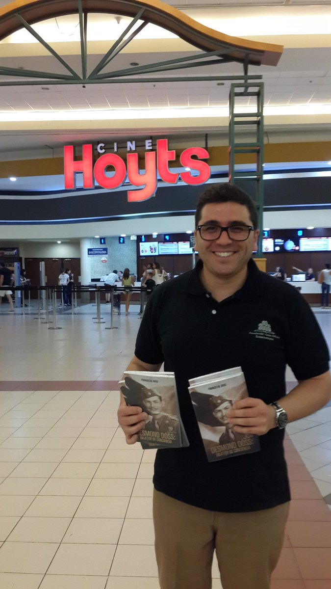 En Unicenter Shopping, personal de la <a href="/EditorialACES/">EditorialACES</a> regalando algunos ejemplares del libro de Doss, en el día del estreno de la película