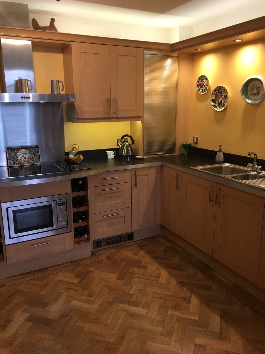 GailSutton007's tweet photo. Kitchen newly painted in green - I wasn't sure so now Green has become Gold #NewYearChanges https://t.co/uhAJkalY0c