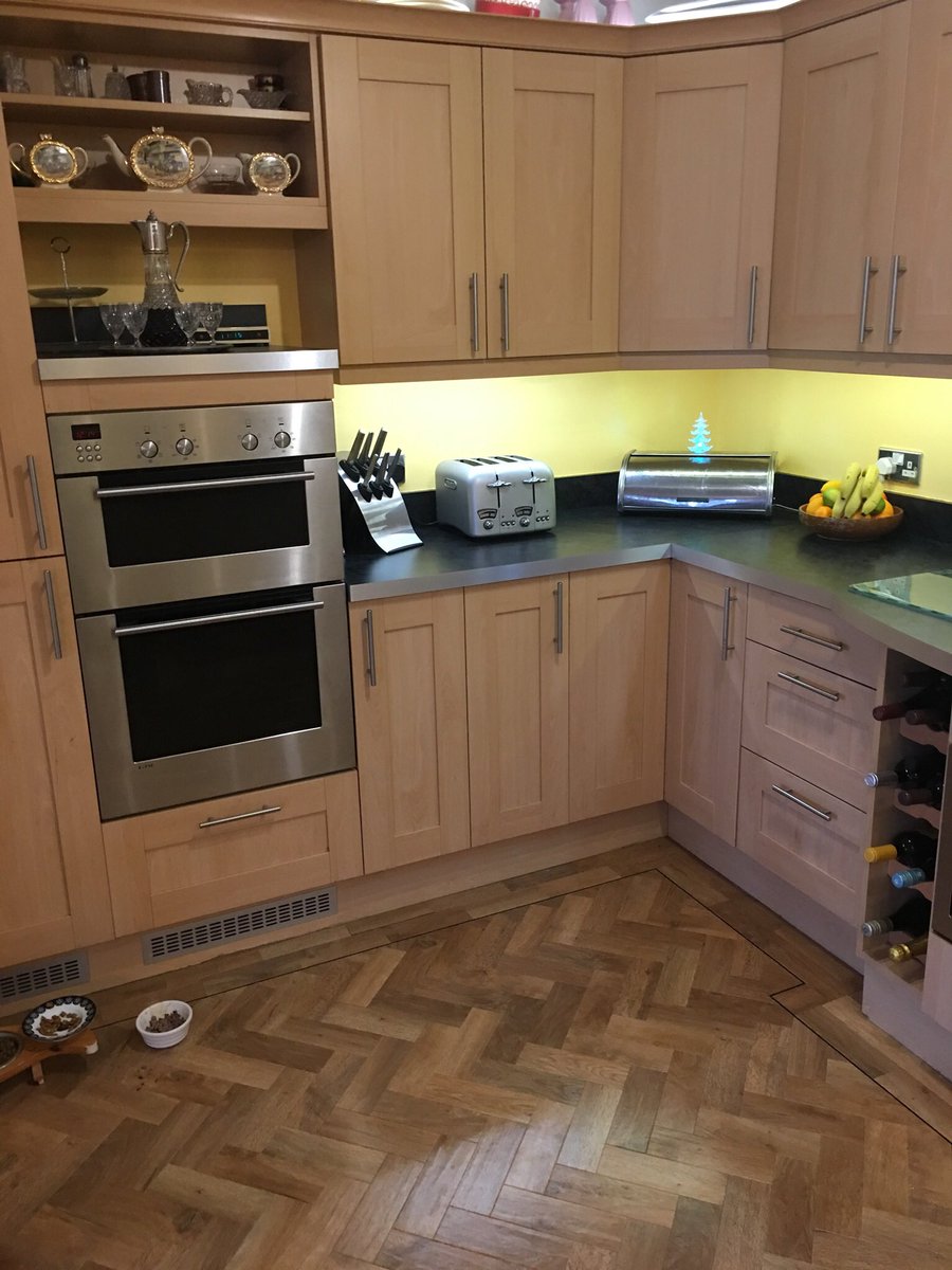 GailSutton007's tweet photo. Kitchen newly painted in green - I wasn't sure so now Green has become Gold #NewYearChanges https://t.co/uhAJkalY0c