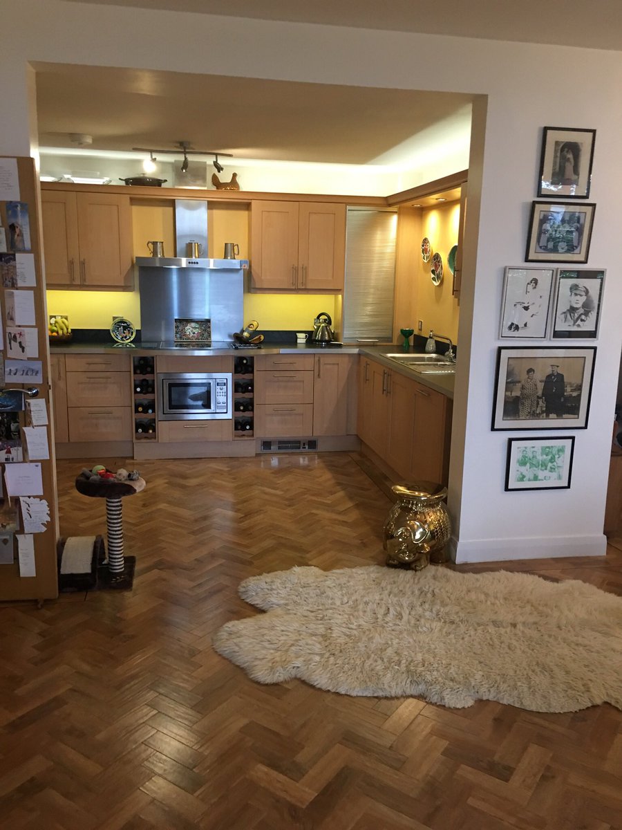 GailSutton007's tweet photo. Kitchen newly painted in green - I wasn't sure so now Green has become Gold #NewYearChanges https://t.co/uhAJkalY0c