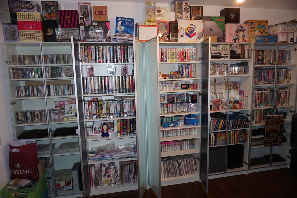 ヤマザキ ー レトロゲーマー בטוויטר ２０１７年で私のレトロ部屋 数年間かかったけど やっと自分の趣味のための部屋 掃除したから きちんとした写真を撮れました タペストリーだけは妻に許されないｗ レトロゲーム ネオジオ メガドライブ ファミコン ゲーム