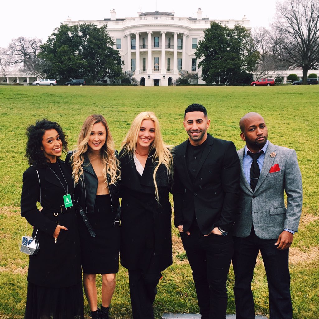 laurDIY's tweet photo. hello obama, we in ur houuzzz 🇺🇸 https://t.co/DsRfB5zegi