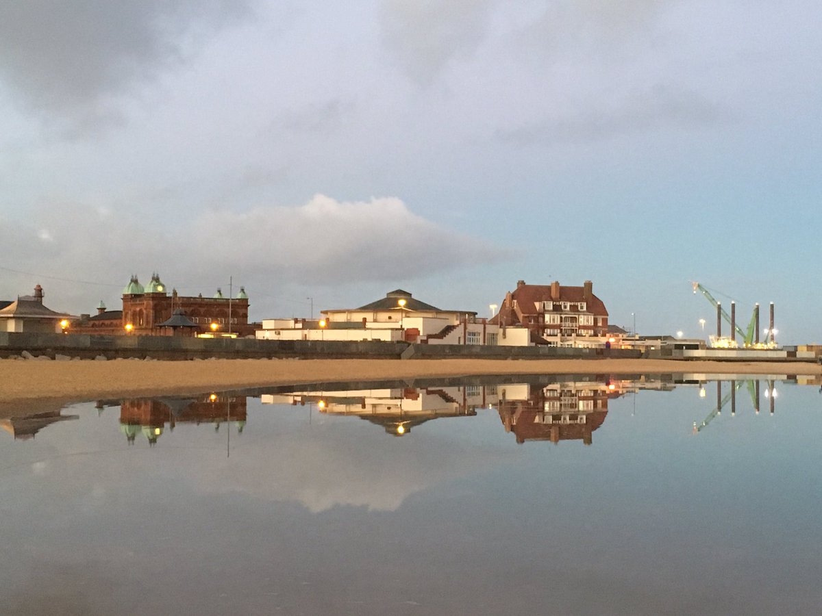 GDailyBlah's tweet photo. The @gorlestonpav #Oceanroom and @PubonthePier has the sea closer today https://t.co/bxBboWyauv