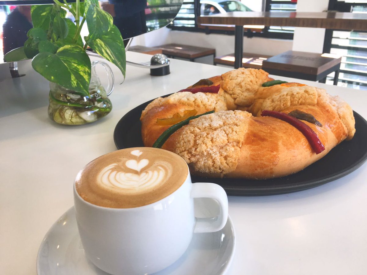 heybrewbar's tweet photo. @heybrewbar te comparte una rosca consumiendo un chocolate o mocha (100% oaxaqueño) #DiadeReyes #coffeeshop https://t.co/mPJ8EHZyNJ