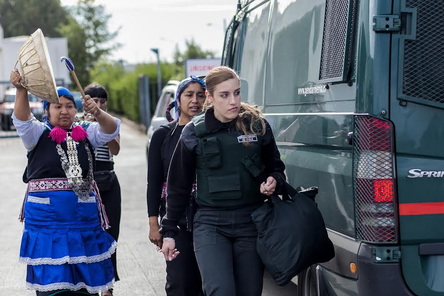 rvfradiopopular's tweet photo. AHORA: Gendarmería se retira de Hospital de Nueva Imperial donde custodiaban arresto de la Machi Linconao. Ella hoy puede volver a su Rewe! https://t.co/vRP3bCgWwS