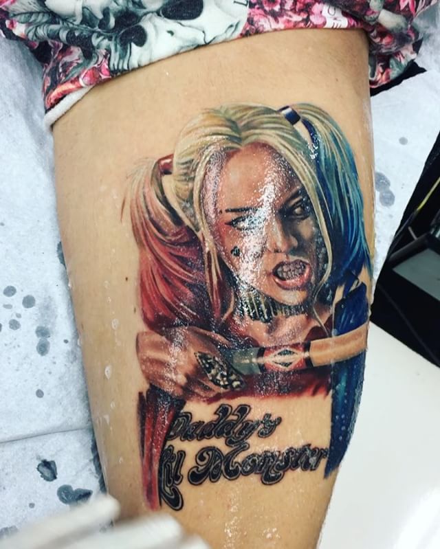 Arlequina esquadrão suicida tatuagem na perna Arlequina A Garota Punk Rock De Esquadrao Suicida Revista Pagu