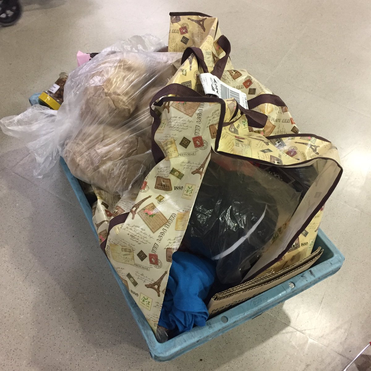 ゆきぽよ Yuki Kimura On Twitter フィリピンから帰ってきたけど荷物とんでもない事になって帰ってきた O 客の荷物 なんだと思ってんのセブパシフィック航空さん O バッグもビリビリ中身バラバラ入れてたはずの荷物もないし 笑 どうにかなんないのか聞い