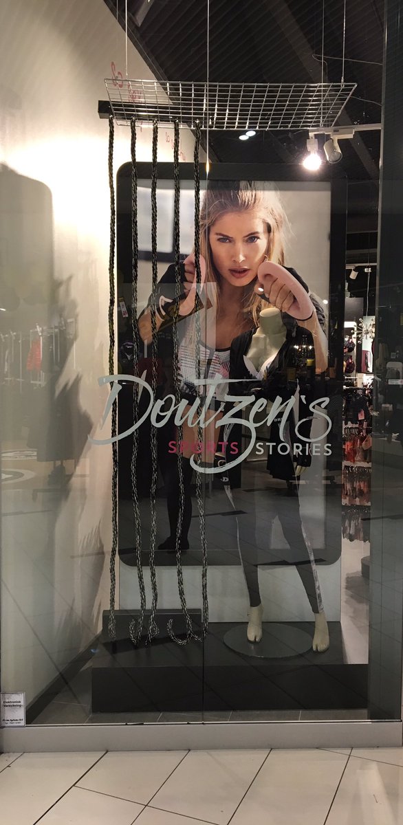 No one in the shopping center Metropol has windows like ours.. we love it 👏👏🎀 #hunkemoeller #DoutzenStories #sport #team2930
