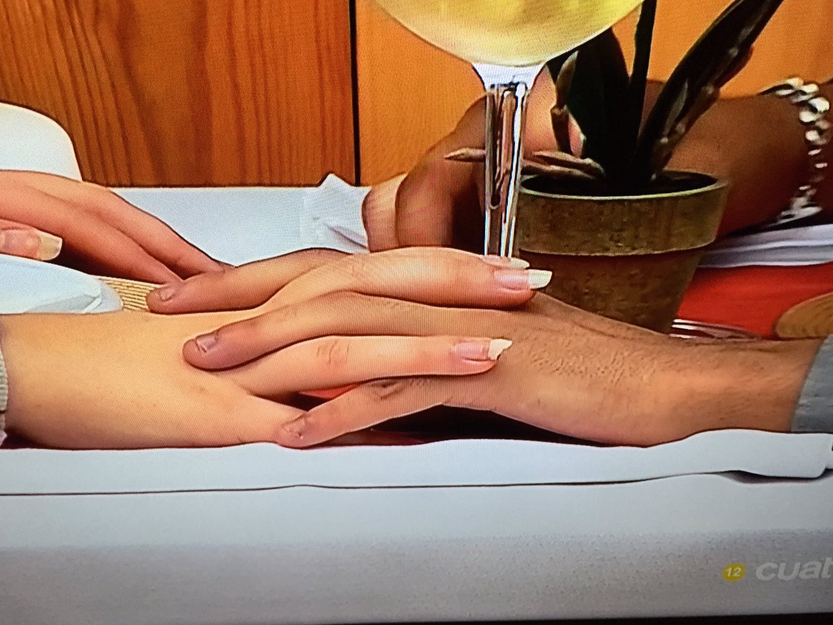 taniangeleg's tweet photo. #firstdates227  estoy viendo el programa de ayer el #firstdates226 y estoy flipando con las uñas de esta pareja 😂😂 https://t.co/2gNZkhr7hk