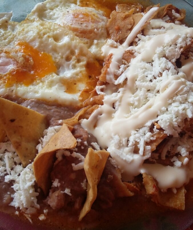 huevos, chilaquiles en salsa roja, frijoles y queso fresco #DesayunoMexicano