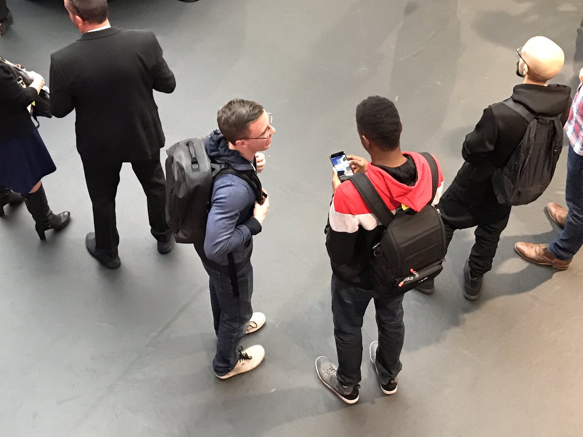 thassius's tweet image. Dois dos maiores youtubers de tech... tricotando na #CES2017! #egotech